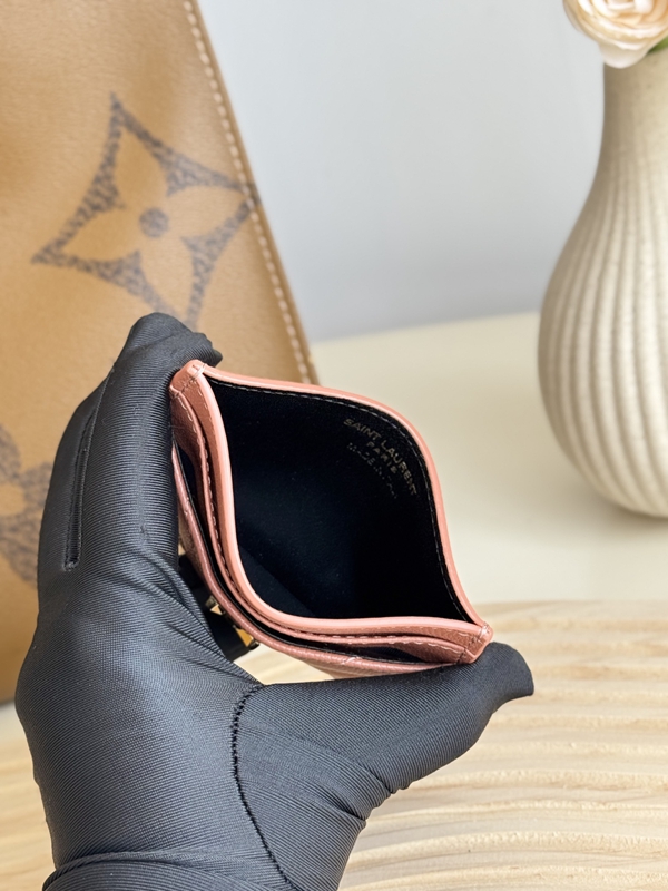 イヴサンローラン財布角部分ディテール